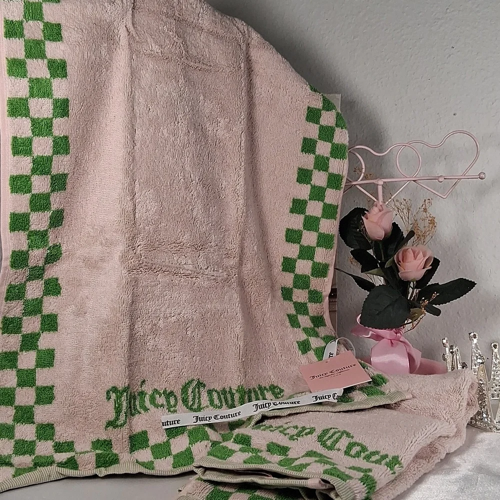 JUICY COUTURE Two Pack Green Hands Towels NWT 2065